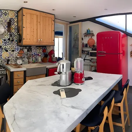 Natalia: Panoramic Terrace Retreat Near